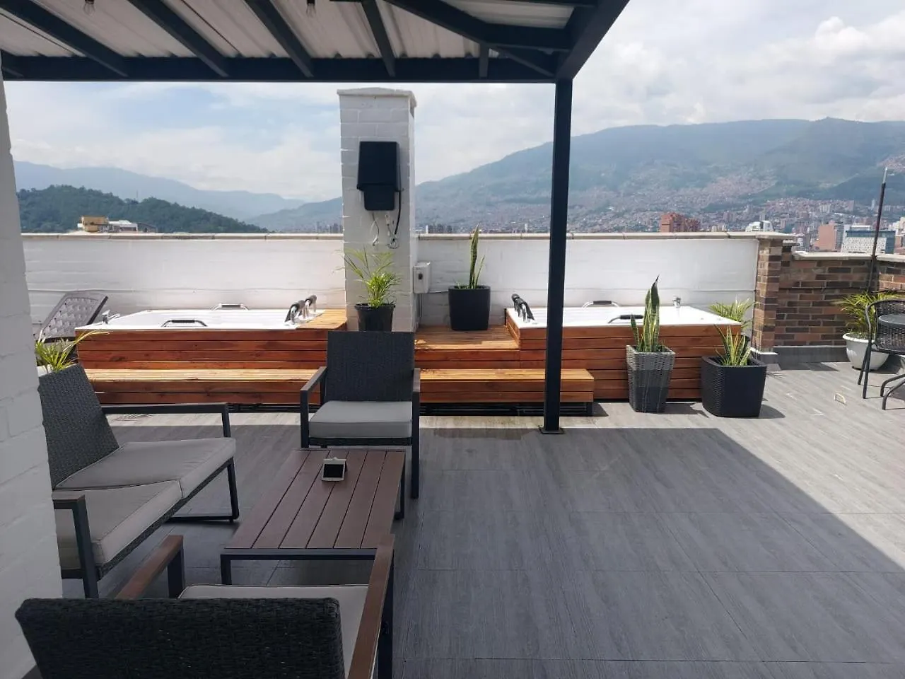 הקונטקטים של Laureles Penthouse Rooftop Suite